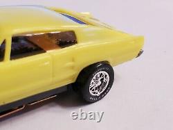 Mev 66 Dodge Charger Yellow Jet Ho Slot Car, Aurora Chassis (nouveau En Box)