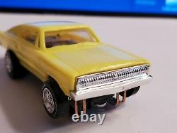 Mev 66 Dodge Charger Yellow Jet Ho Slot Car, Aurora Chassis (nouveau En Box)
