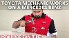 Toyota Mechanic Fonctionne Sur Une Mercedes Benz Comme Il Peut Être Dur
