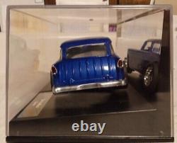 Un châssis de voiture de slot Carrera Hot Rod de 1934 à l'échelle 1/24 avec une carrosserie de Chevy Nomad de 1955